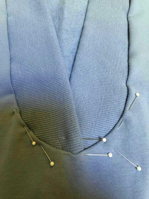 Pin band to eck. Hand slip stitch